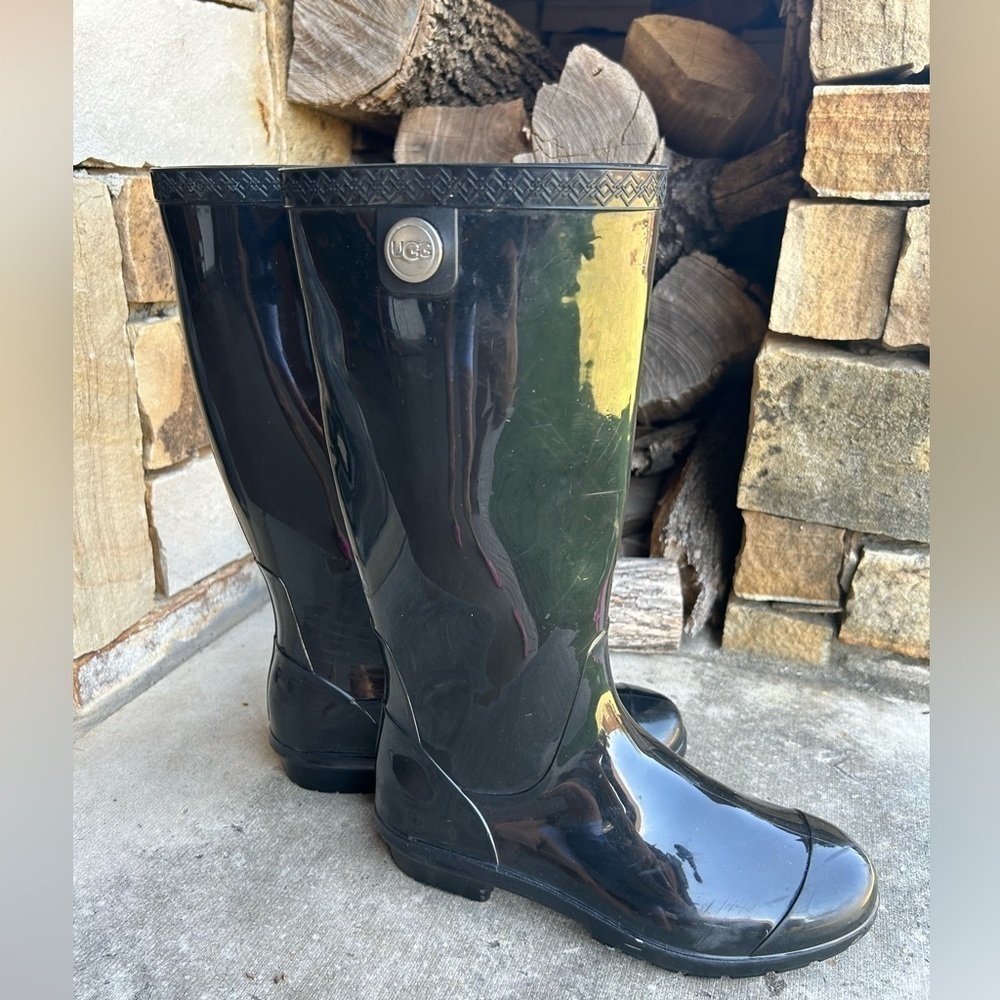 UGG Shaye classic black water proof rain‎ boot w/high gloss finish. Sz-6.    B